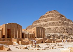 Pyramide de Djéser : un complexe de monuments de 4 000 ans