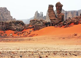 Tassili n'Ajjer : au cœur d’une élégante étendue de sable