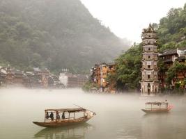 Fenghuang : voyage au cœur de la Chine moyenâgeuse