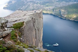 Preikestolen : Une falaise au-dessus de la terre et de l’écume