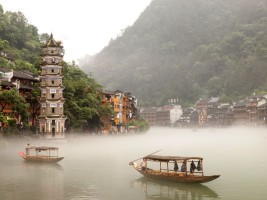 Fenghuang : voyage au cœur de la Chine moyenâgeuse