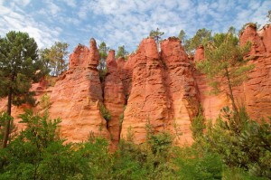 Sentier des Ocres : un phénomène géologique aux couleurs surprenantes