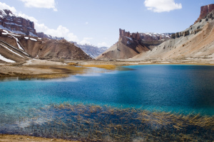 Band-e Amir : six lacs au bleu profond sur tons blancs