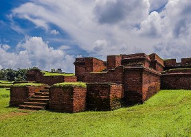 Ruines de Mainimati : complexe majestueux de cinquante temples
