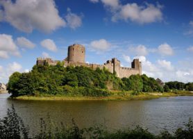 Château de Pembroke : une mystérieuse forteresse nichée sur un rocher