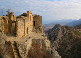 Château de Saint-Hilarion : un prestigieux édifice