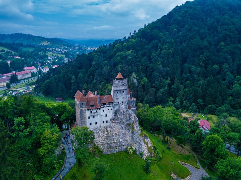 Vue panoramique aérienne du château médiéval de Bran