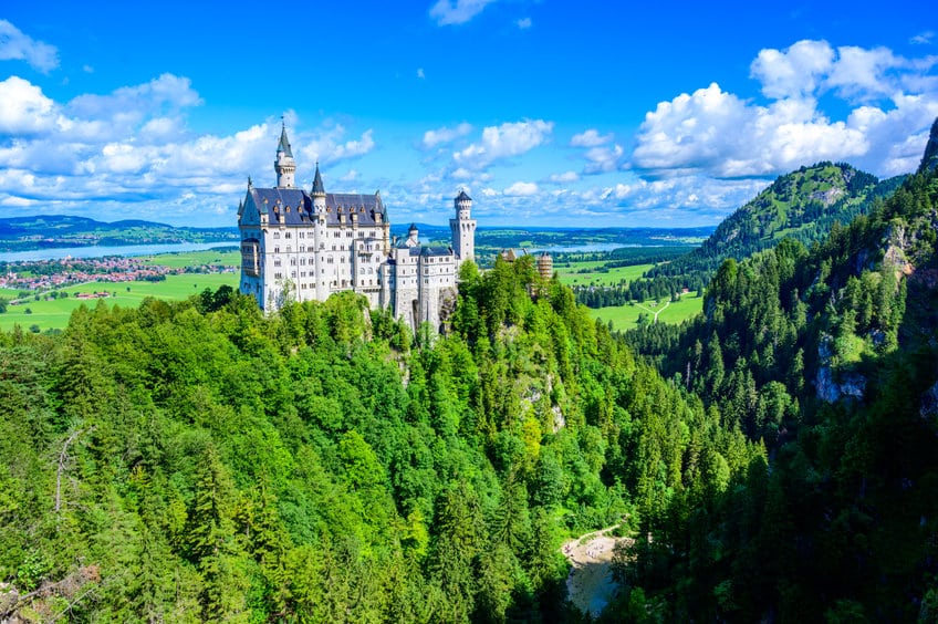 Château de Neuschwanstein dans de beaux paysages de montagne des Alpes