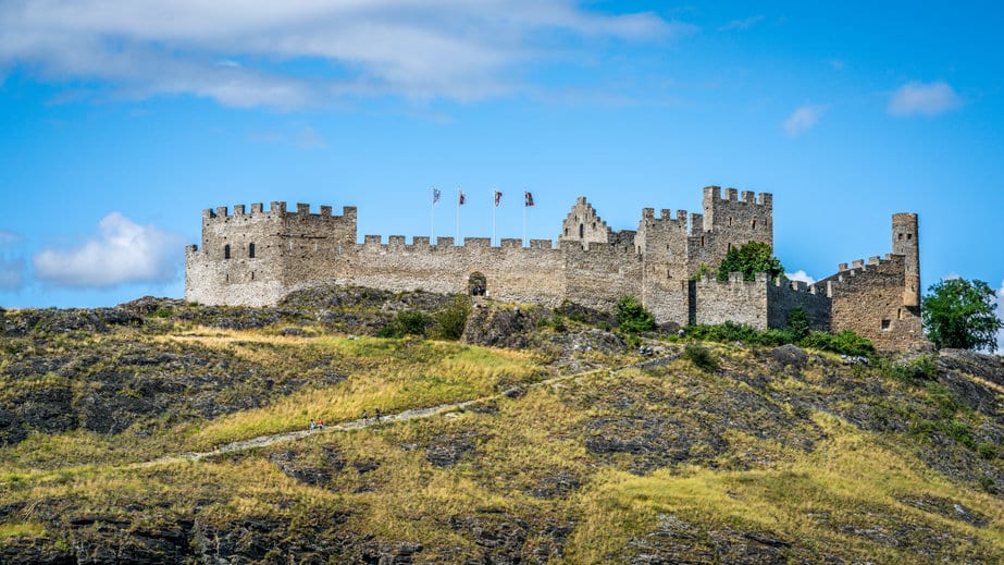 Vue panoramique des ruines du château de Tourbillon et du ciel bleu clair d'été à Sion, dans le Valais suisse.