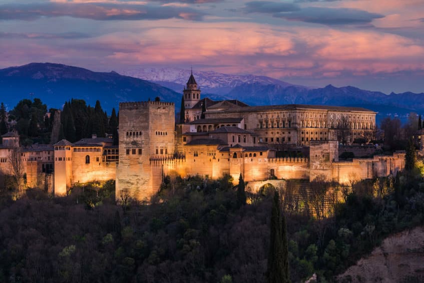 Palais arabe de l'Alhambra à Grenade, Espagne, illuminé au crépuscule