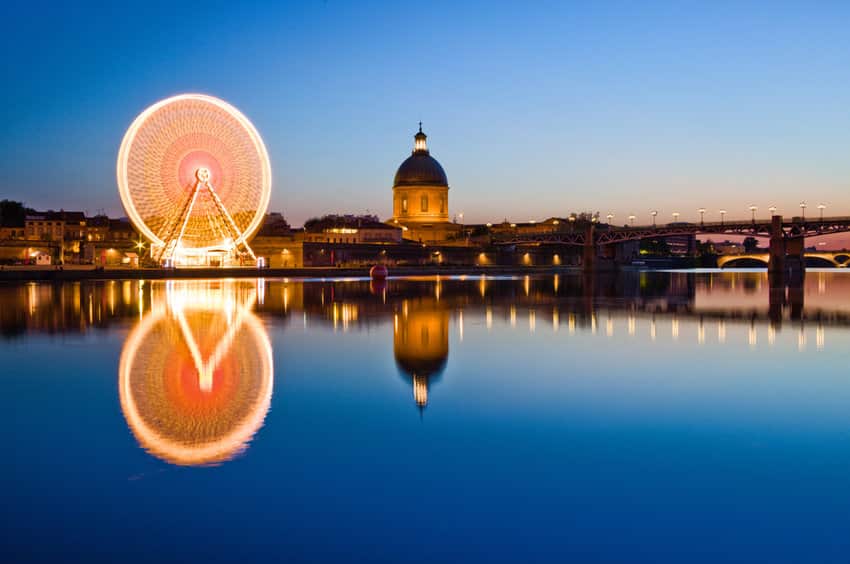 Grande roue dans la soirée dans le centre de Toulouse ancienne