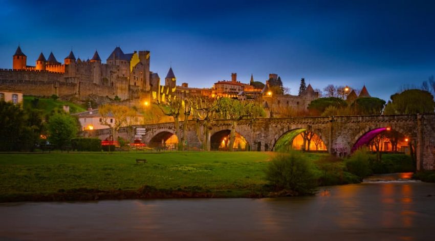 Célèbre cité médiévale avec une belle illumination nocturne, Carcassonne, France
