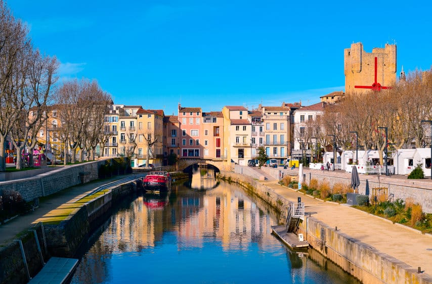 Le Canal de la Robine en passant par Narbonne, France