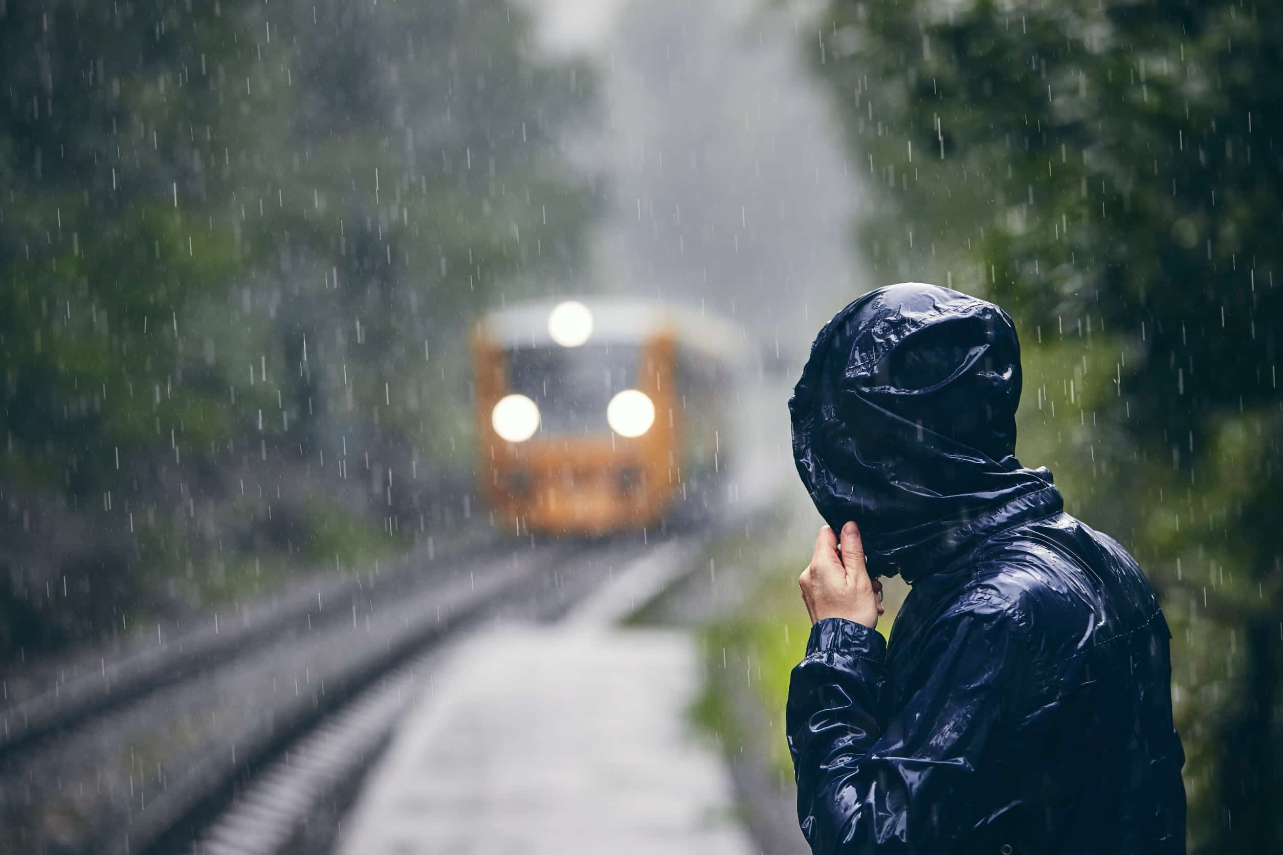 Un homme sous la pluie