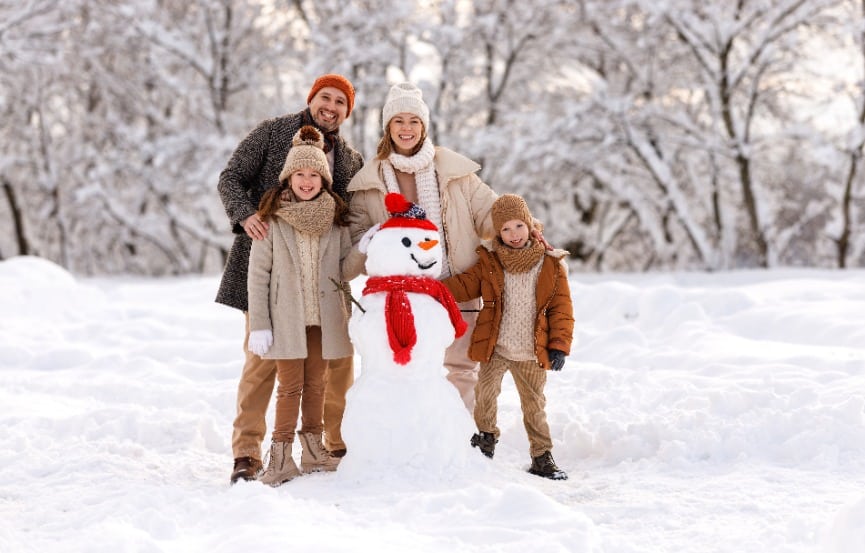 Famille portant des vêtements d'hiver