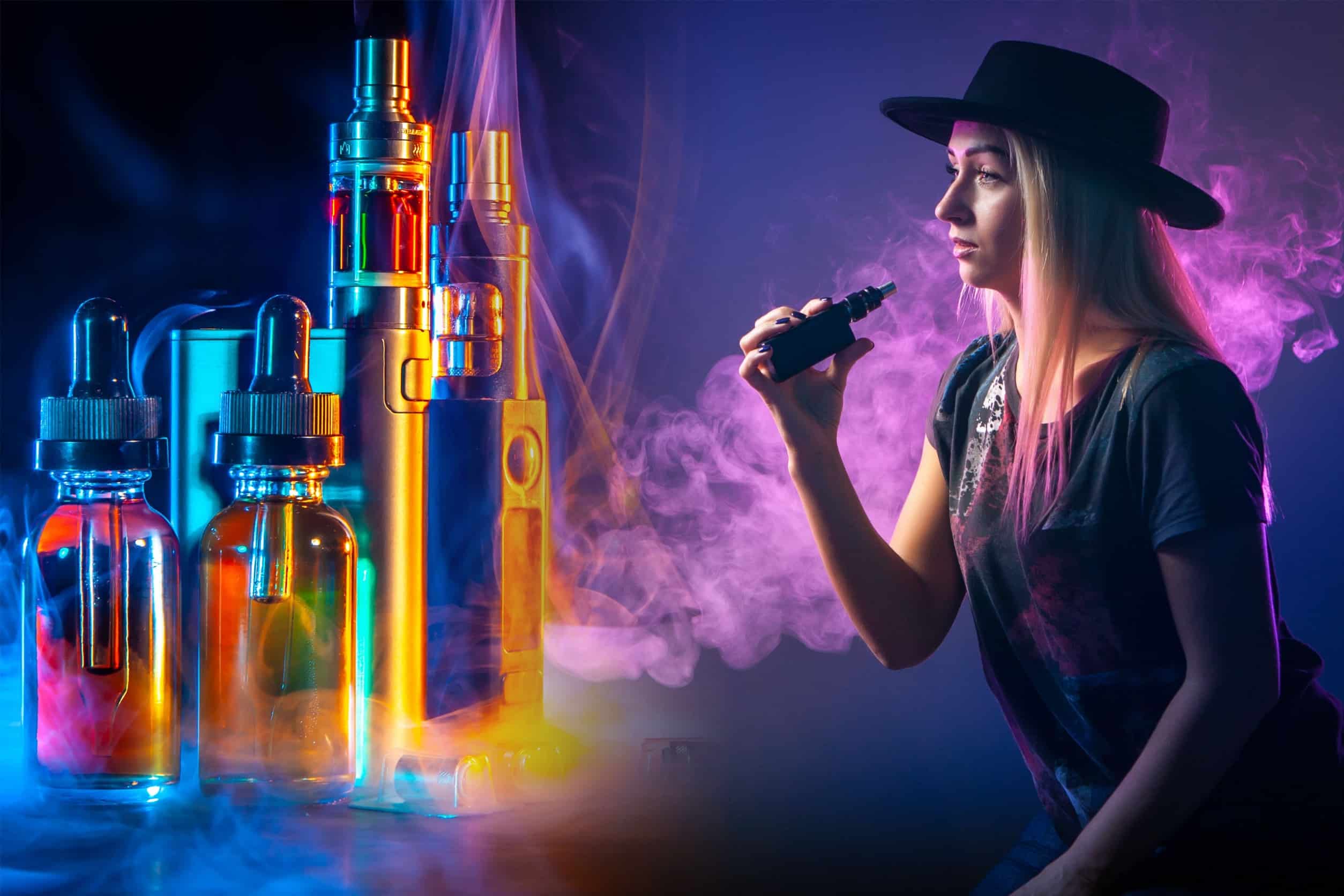 Femme fumant une e-cigarette