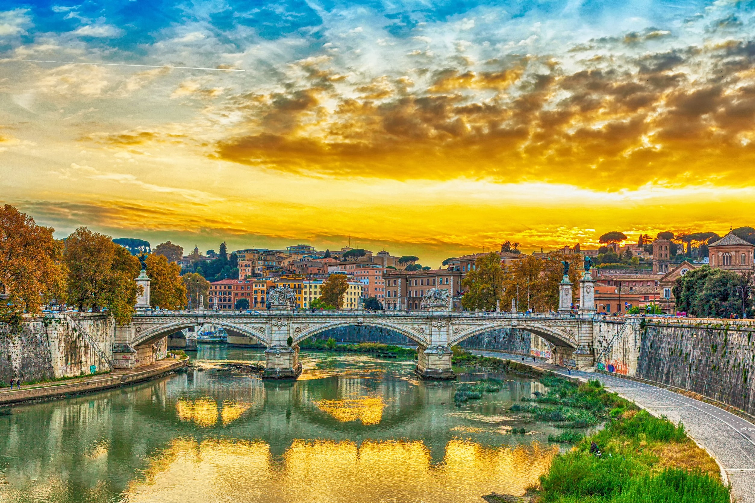 Pont de vittorio emmanuel ii sur le tibre et la basilique saint-pierre, rome italie.