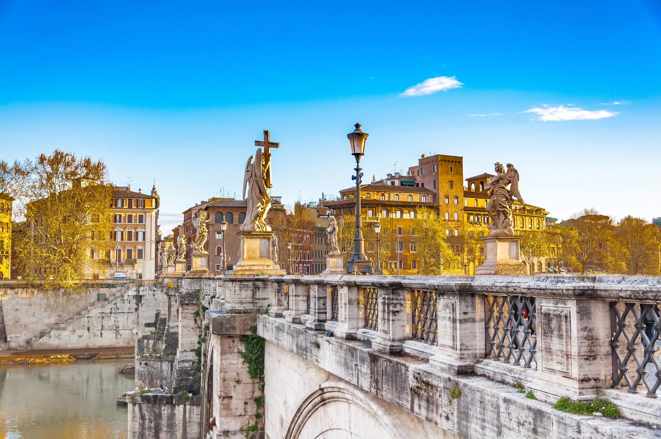 Vue sur la ville de rome avec le tibre au crépuscule