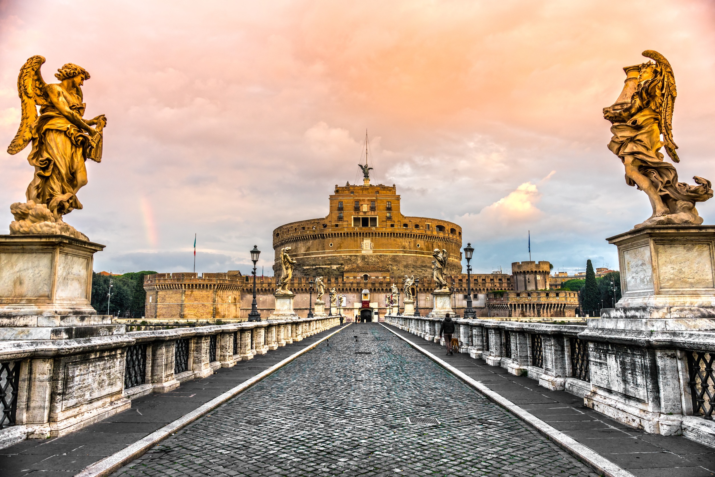 Rome, saint angel bridge et castle. italie.