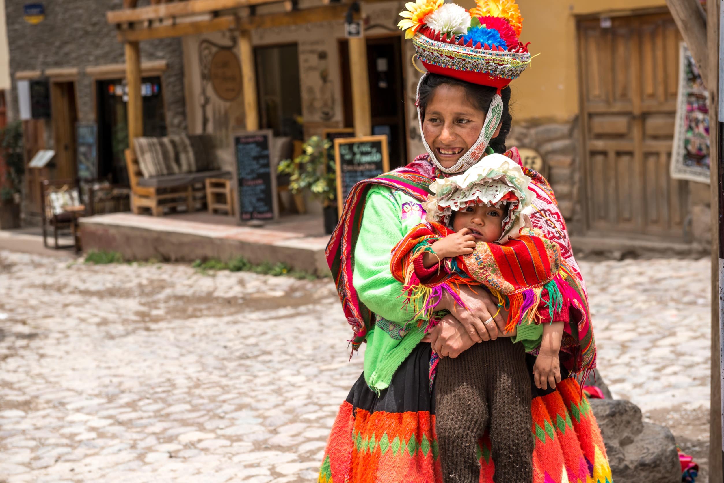 Mère péruvienne en vêtements nationaux tenant un enfant